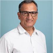 professionista esperto che ha vissuto oltre 30 anni all'estero in posizioni manageriali, parla un inglese fluente a livello C2